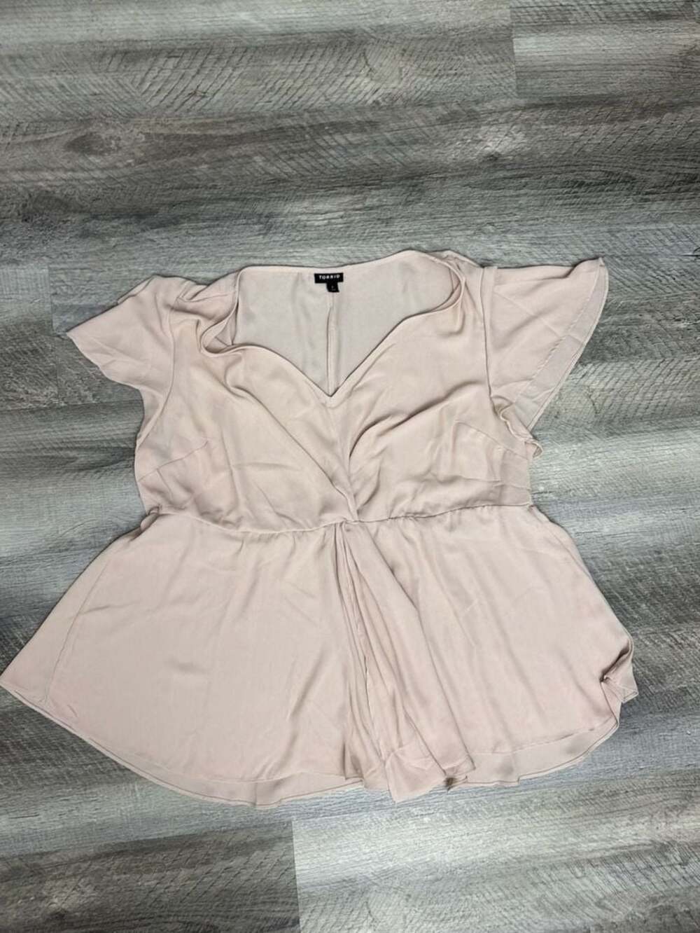 Torrid Mushroom Georgette Blouse Women’s Blush Twist Surplice Flutter Size 1 - Picture 2 of 5